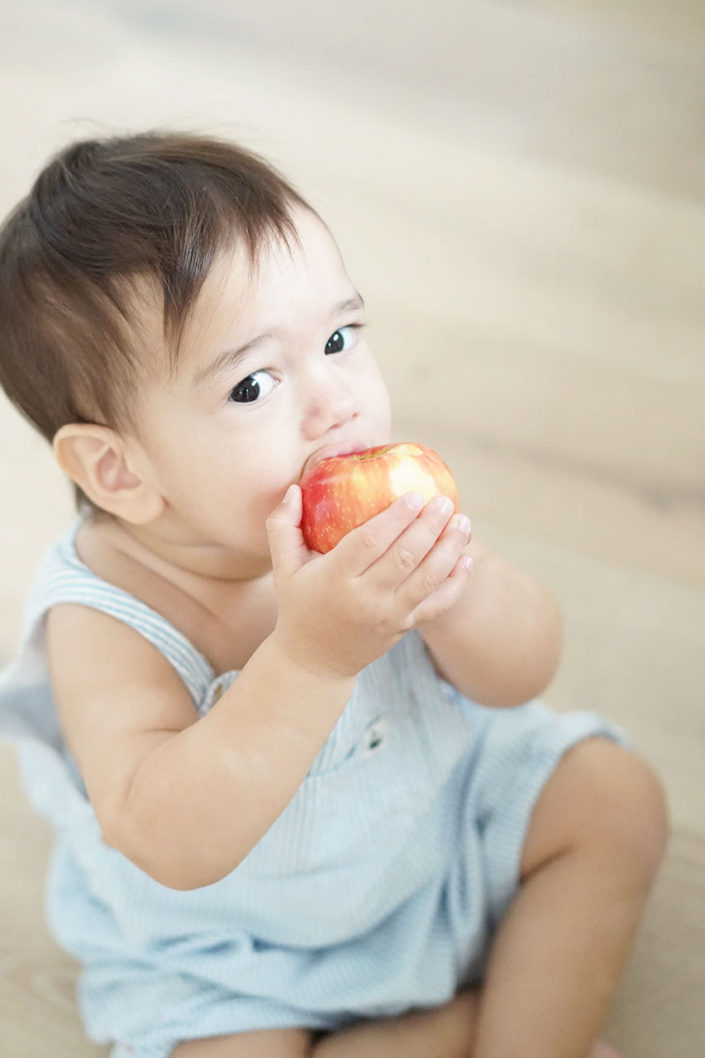 Boy Eating Apple | Leeboo Photo | Family Photography